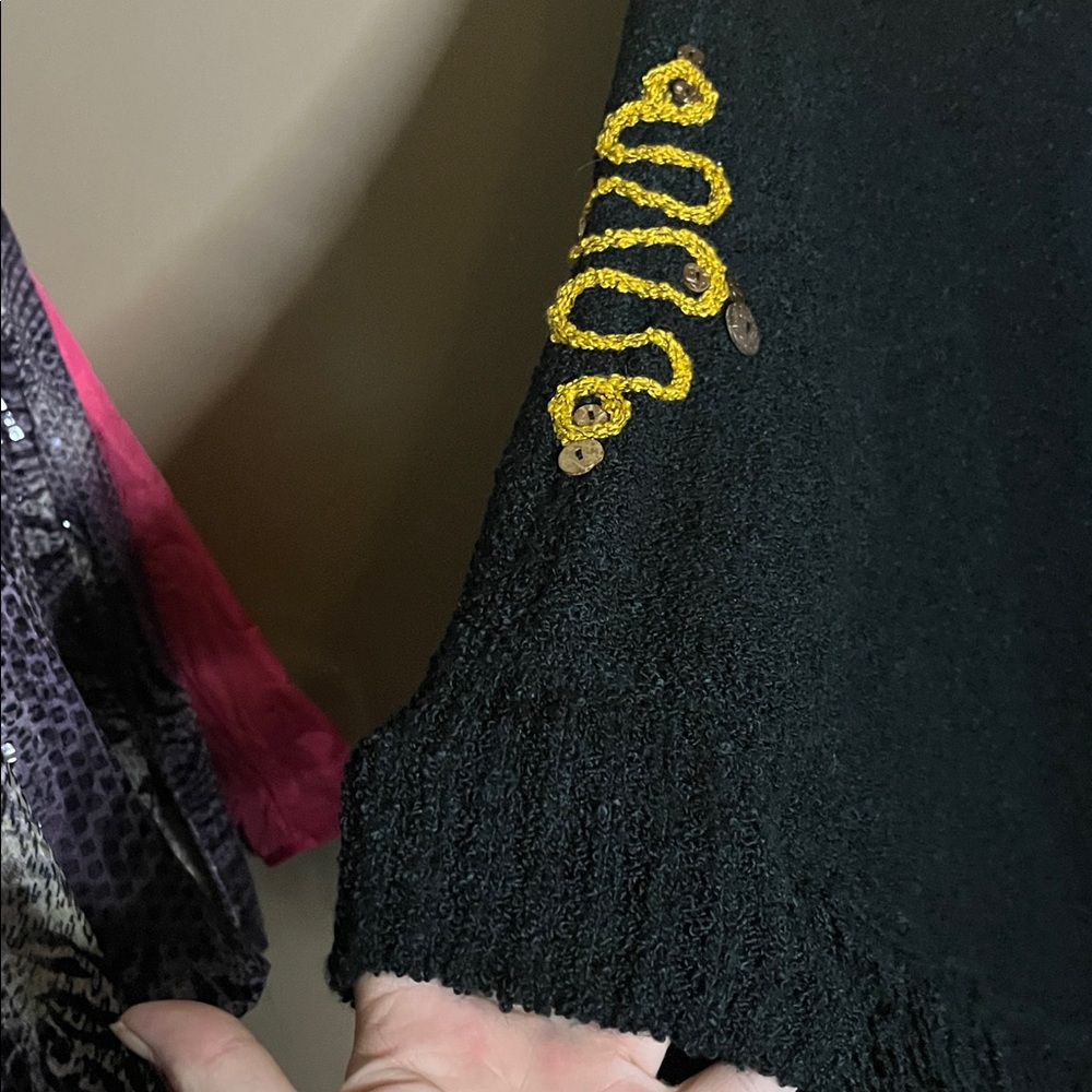 šVintage Cape shawl made in Canada - Picture 4 of 8